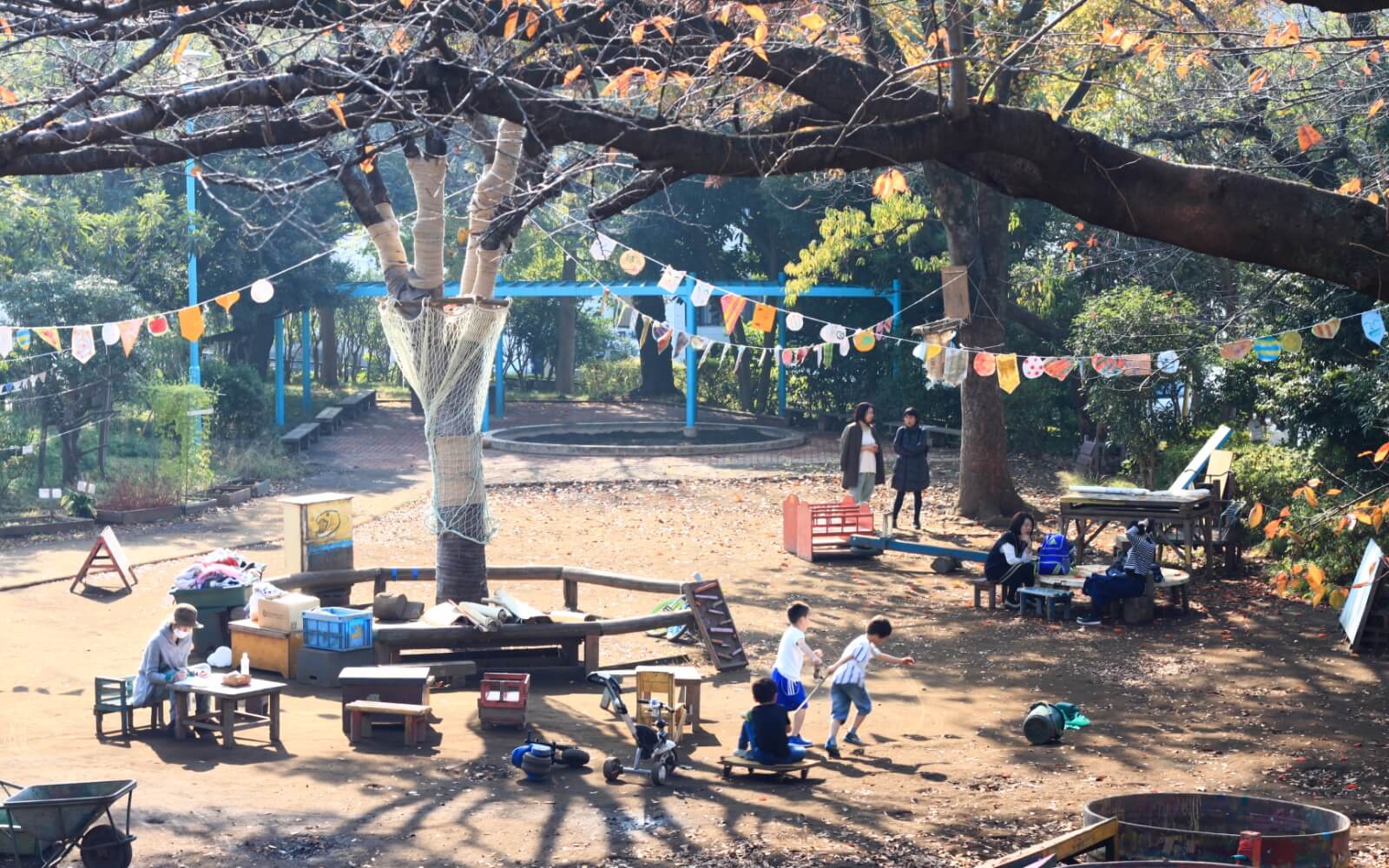 Дети играют на природной игровой площадке Shibuya Haru no Ogawa Play Park в Токио — пример свободной игры и управляемого риска