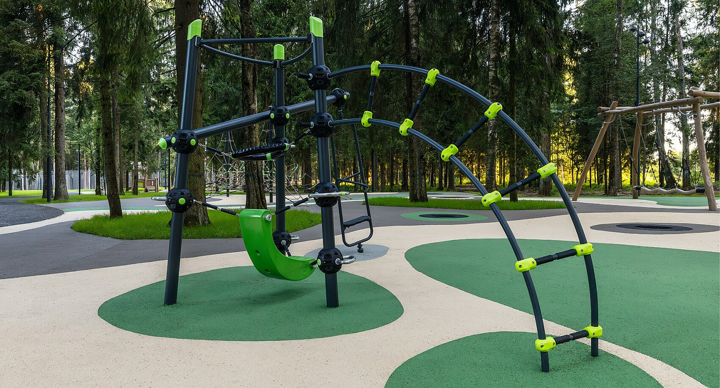 Спортивно-игровой комплекс для активной игры  на детской площадке в ЖК «Парк Лечищево», Московская область — Материалы - оцинкованная сталь с порошковым окрашиванием, защитные прорезиненные ручки для хвата