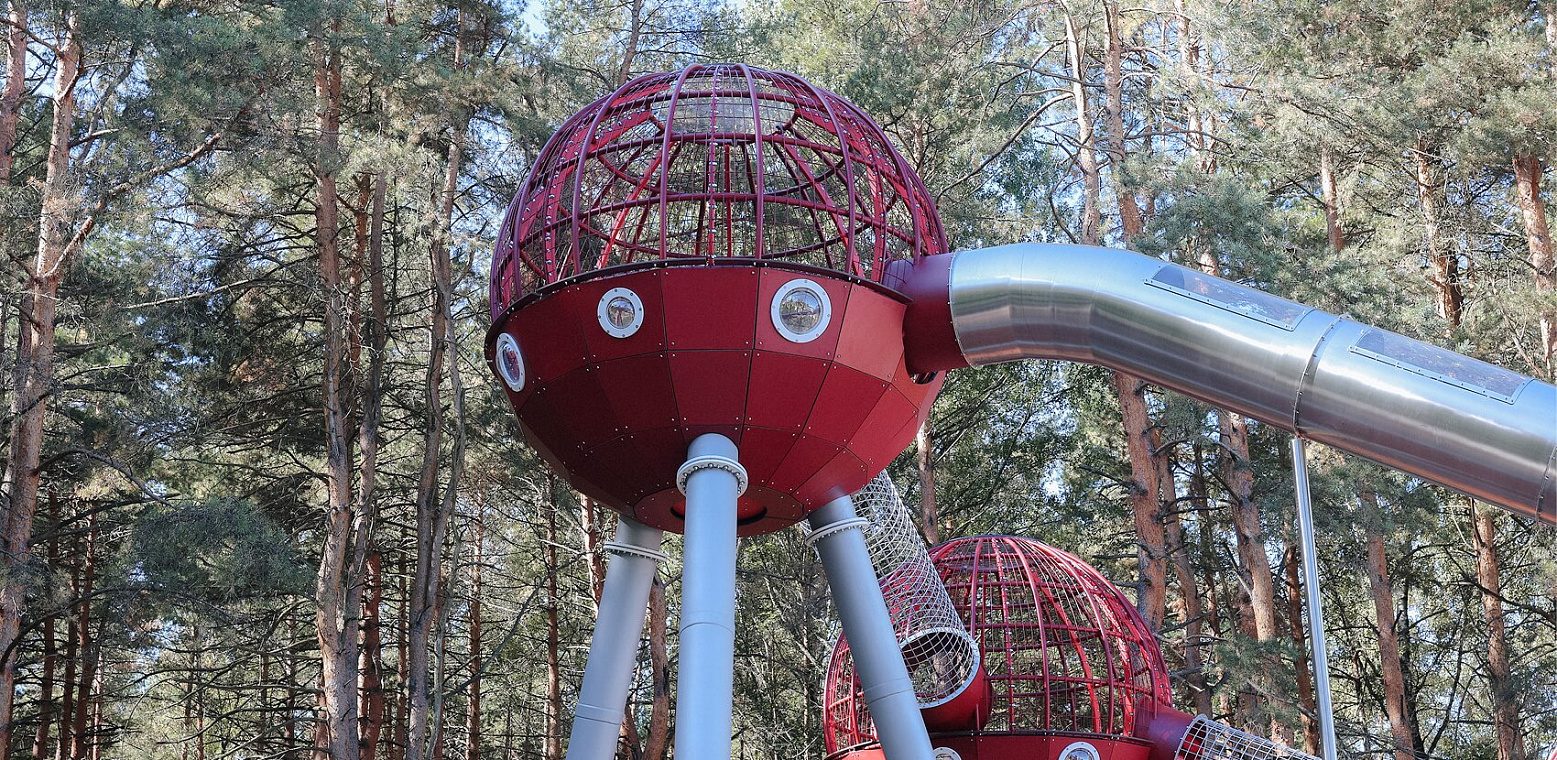 Вид снизу на верхний уровень игрового комплекса «Редиски»